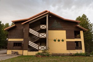 A building with a staircase, a balcony, and three stars on the wall. - Olimpo Sila Hotel (Taverna)