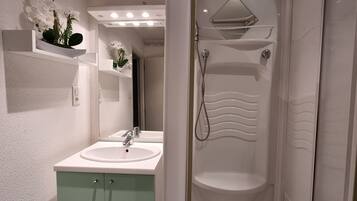 Douche, sĂšche-cheveux