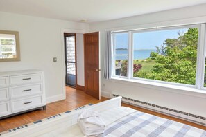 3 bedrooms, iron/ironing board, WiFi, bed sheets - Waterfront on Pleasant Bay! (Orleans)