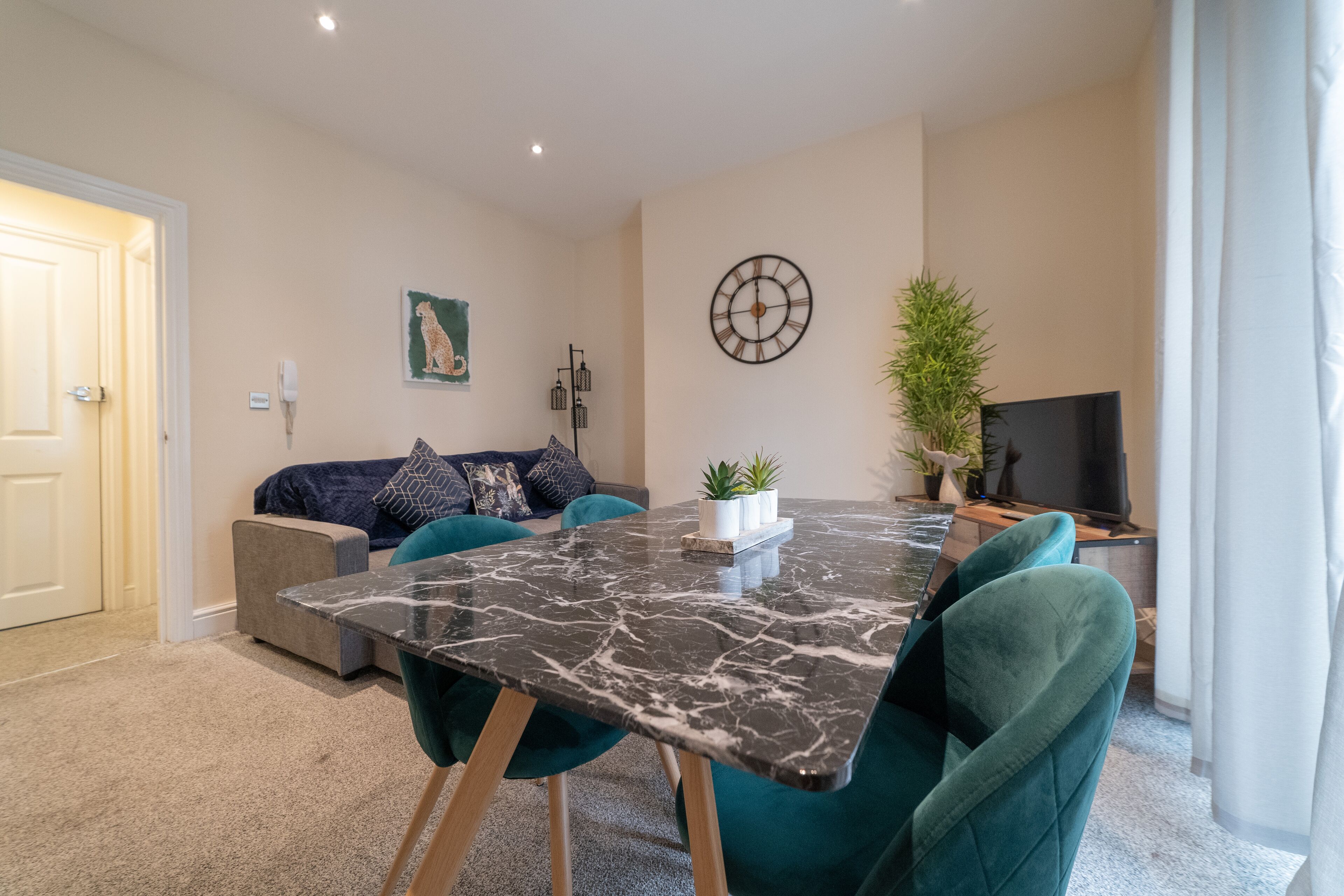 Deluxe Apartment, 3 Bedrooms, Beach View | Living area | Smart TV