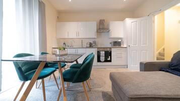 Deluxe Apartment, 3 Bedrooms, Beach View | In-room dining