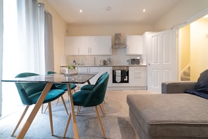 Deluxe Apartment, 3 Bedrooms, Beach View | In-room dining
