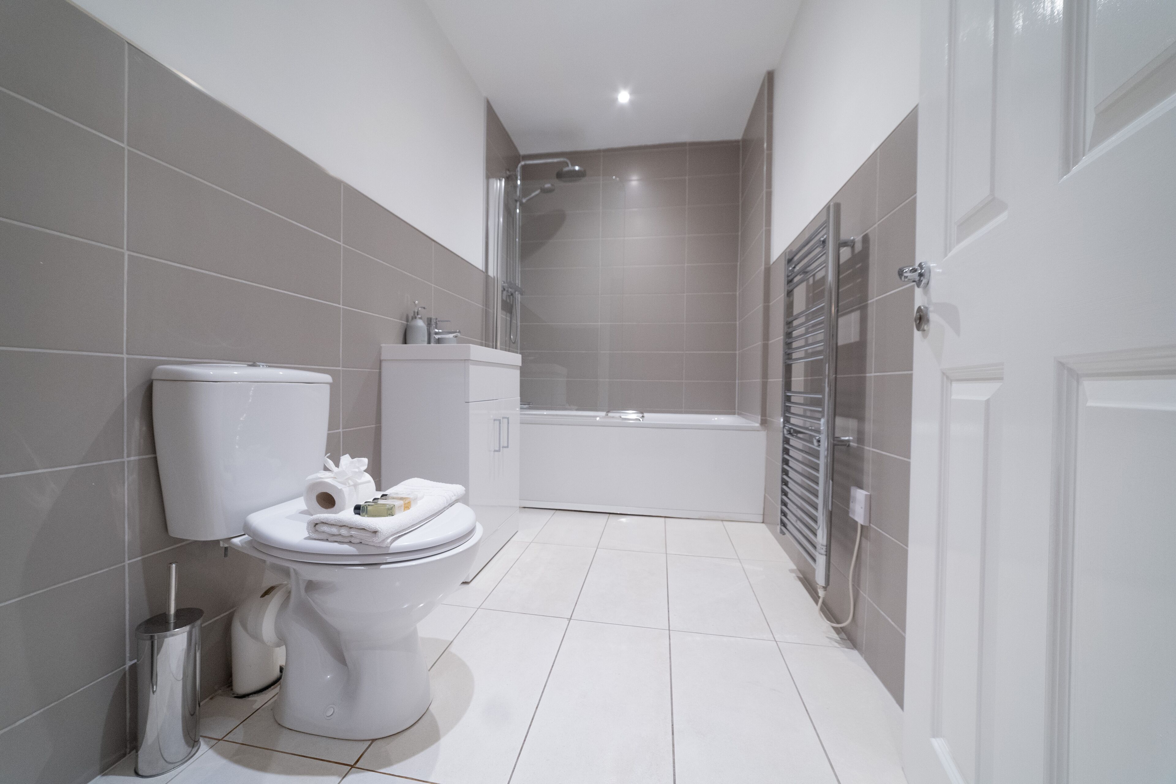 Deluxe Apartment, 3 Bedrooms, Beach View | Bathroom | Combined shower/bathtub, rainfall showerhead, free toiletries