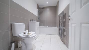 Deluxe Apartment, 3 Bedrooms, Beach View | Bathroom | Combined shower/bathtub, rainfall showerhead, free toiletries