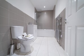 Leilighet – deluxe, 3 soverom, strandutsikt | Bad | Kombinert dusj/badekar, regndusjhode og toalettartikler (inkludert)