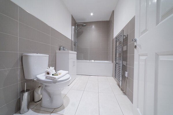 Apartamento Deluxe, 3 habitaciones, vistas a la playa | Baño | Ducha y bañera combinadas y cabezal de ducha tipo lluvia