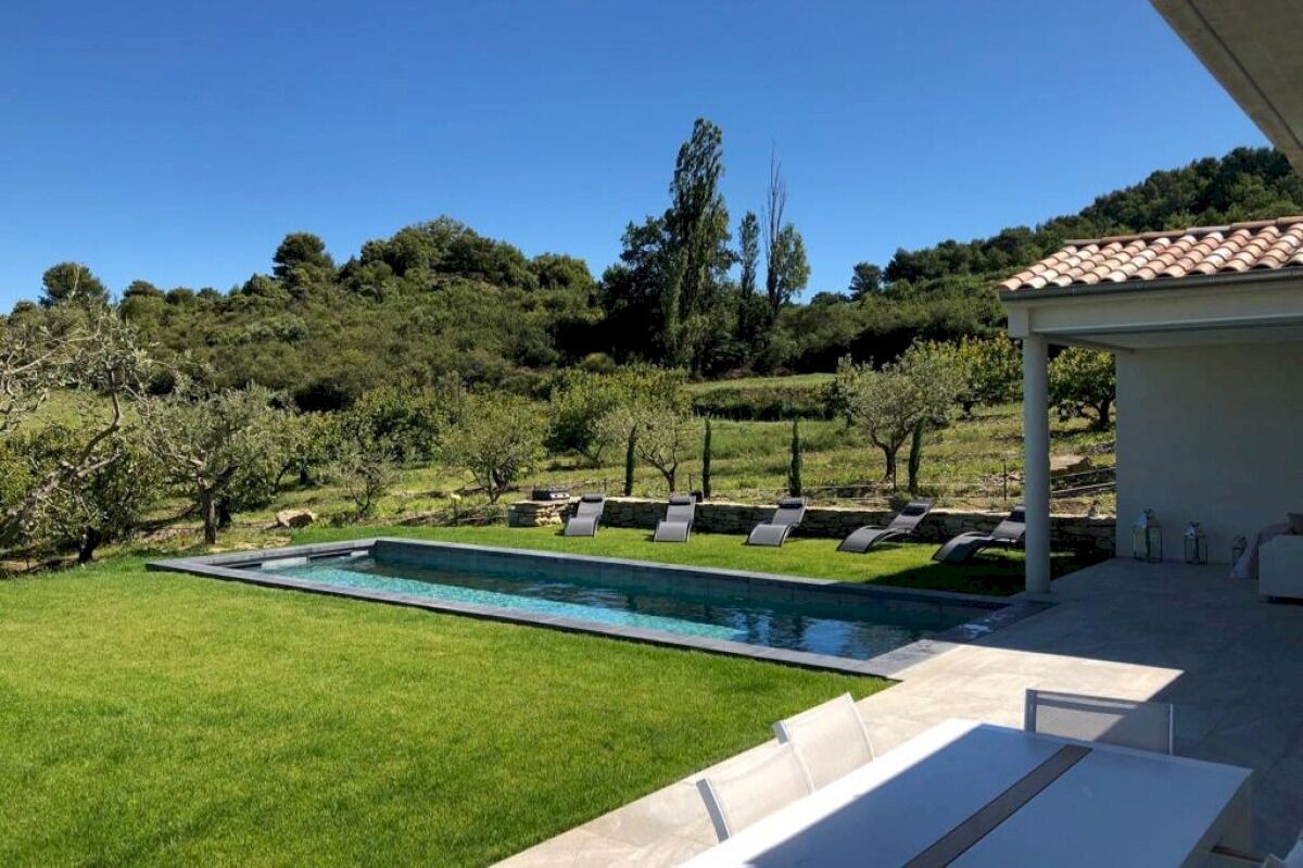 Una piscina al aire libre, una piscina climatizada