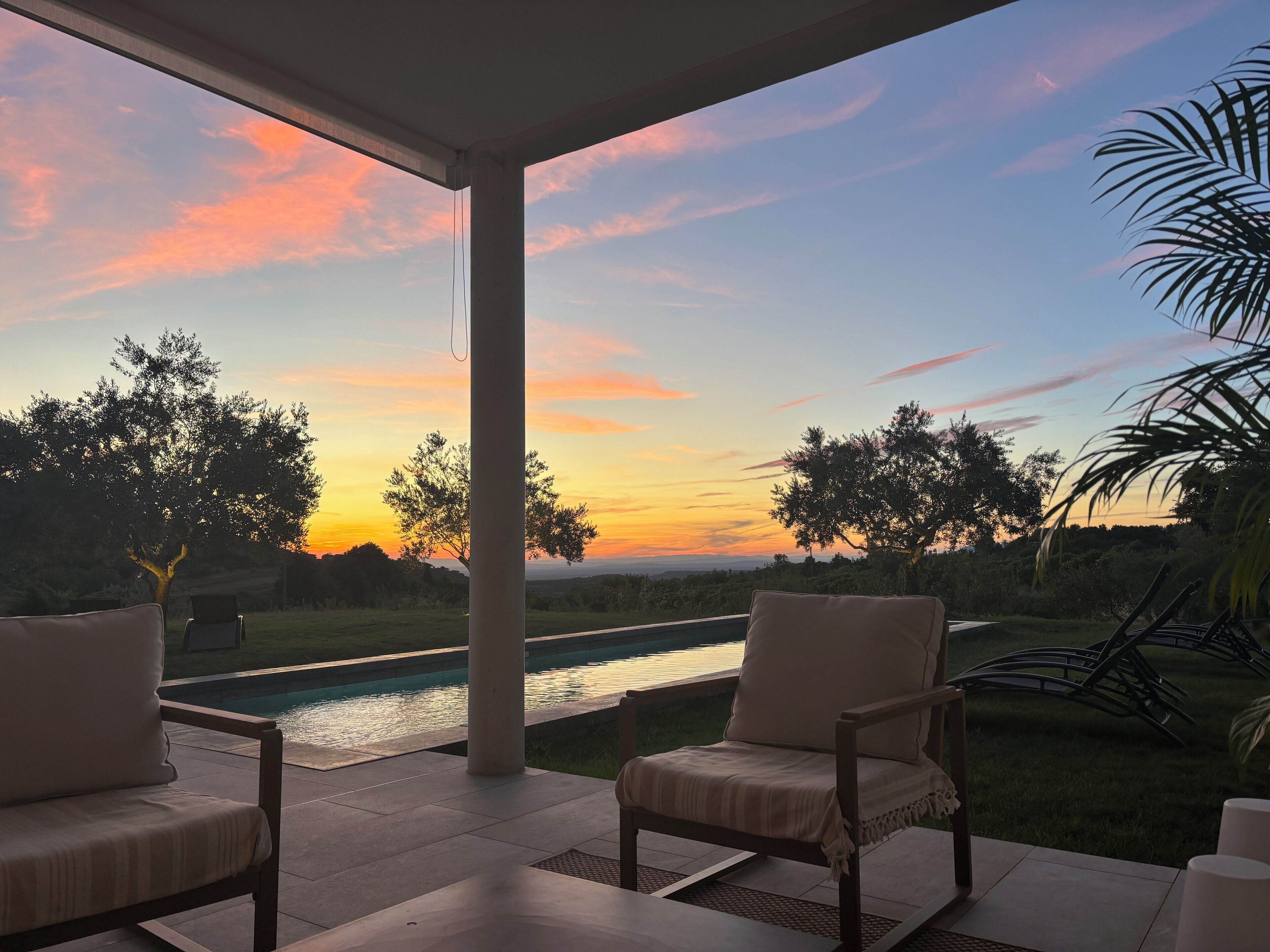 Een buitenzwembad en een verwarmd zwembad