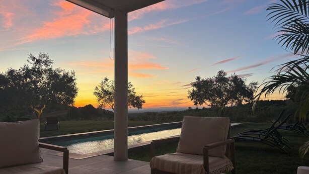 A covered outdoor seating area with a view of a pool and sunset. - Villa Exceptionnelle , Avec vue Panoramique (Venasque)