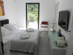 3 chambres, fer et planche à repasser, lit de bébé portatif