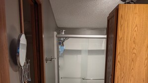 Une salle de bain avec douche, toilettes et lavabo.