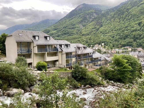 Nouveau! Appartement Rénové en 2021 Avec Superbe vue Montagne, Cascade et Vallée