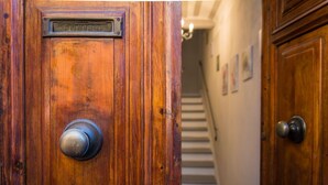 A wooden door with a metal handle and a nameplate. - San Gimignano Town Garden - 4 pax (San Gimignano)