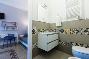 Shower, hair dryer, bidet, towels