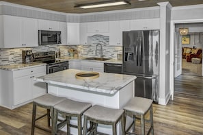 Kühlschrank, Mikrowelle, Herdplatte, Geschirrspüler