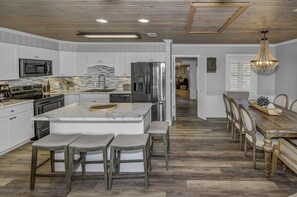 Kühlschrank, Mikrowelle, Herdplatte, Geschirrspüler