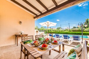 تناول الطعام بالخارج