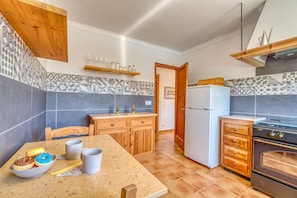 Frigorifero, microonde, forno, piano cottura