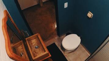 Quarto standard | Banheiro | Chuveiro, sabonete, shampoo, papel higiênico