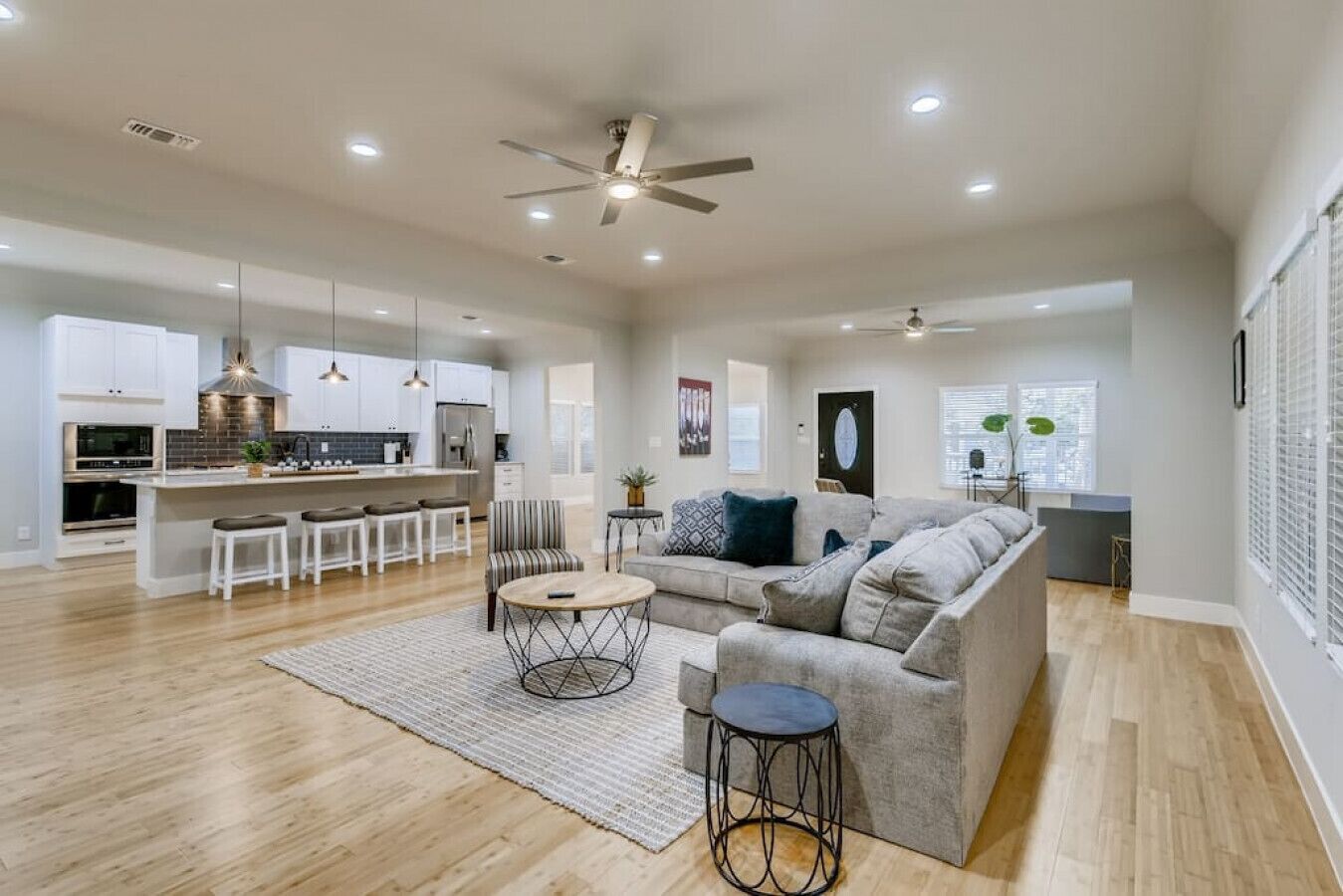 Een smart-tv en boeken