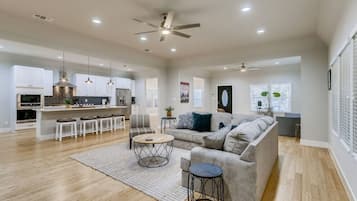 Een smart-tv en boeken