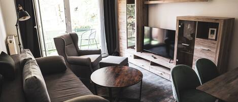 コンフォート アパートメント | リビング エリア | 120 インチの薄型テレビ (デジタル放送視聴可)、テレビ