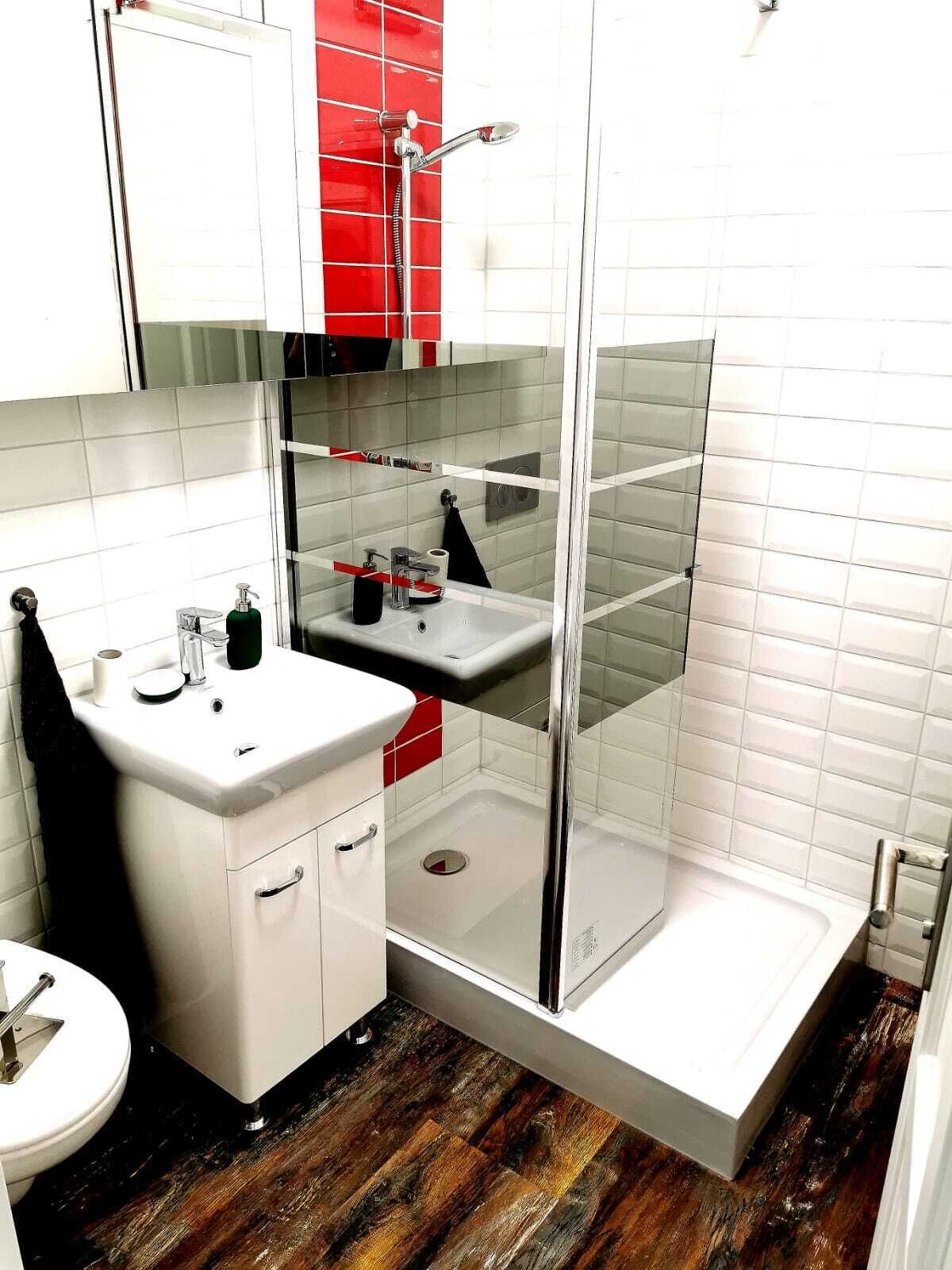 Comfort Apartment | Bathroom | Shower, rainfall showerhead, towels