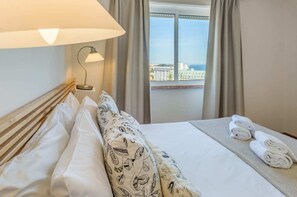 2 slaapkamers, een strijkplank/strijkijzer, internet, beddengoed