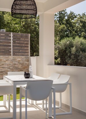 Outdoor dining - De.Light Boutique Villa III, Featuring Heated Pool (Atsipopoulo)