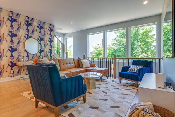 TV, Hulu, streaming services, stereo