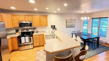 Een koelkast, een microgolfoven, een oven, een kookplaat