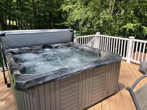 A Perfect Getaway: Hot Tub ~ Pinball ~Game Room ~ Pet Friendly ~ Remote Office