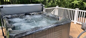 A Perfect Getaway: Hot Tub ~ Pinball ~Game Room ~ Pet Friendly ~ Remote Office