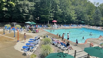 Een binnenzwembad en een buitenzwembad