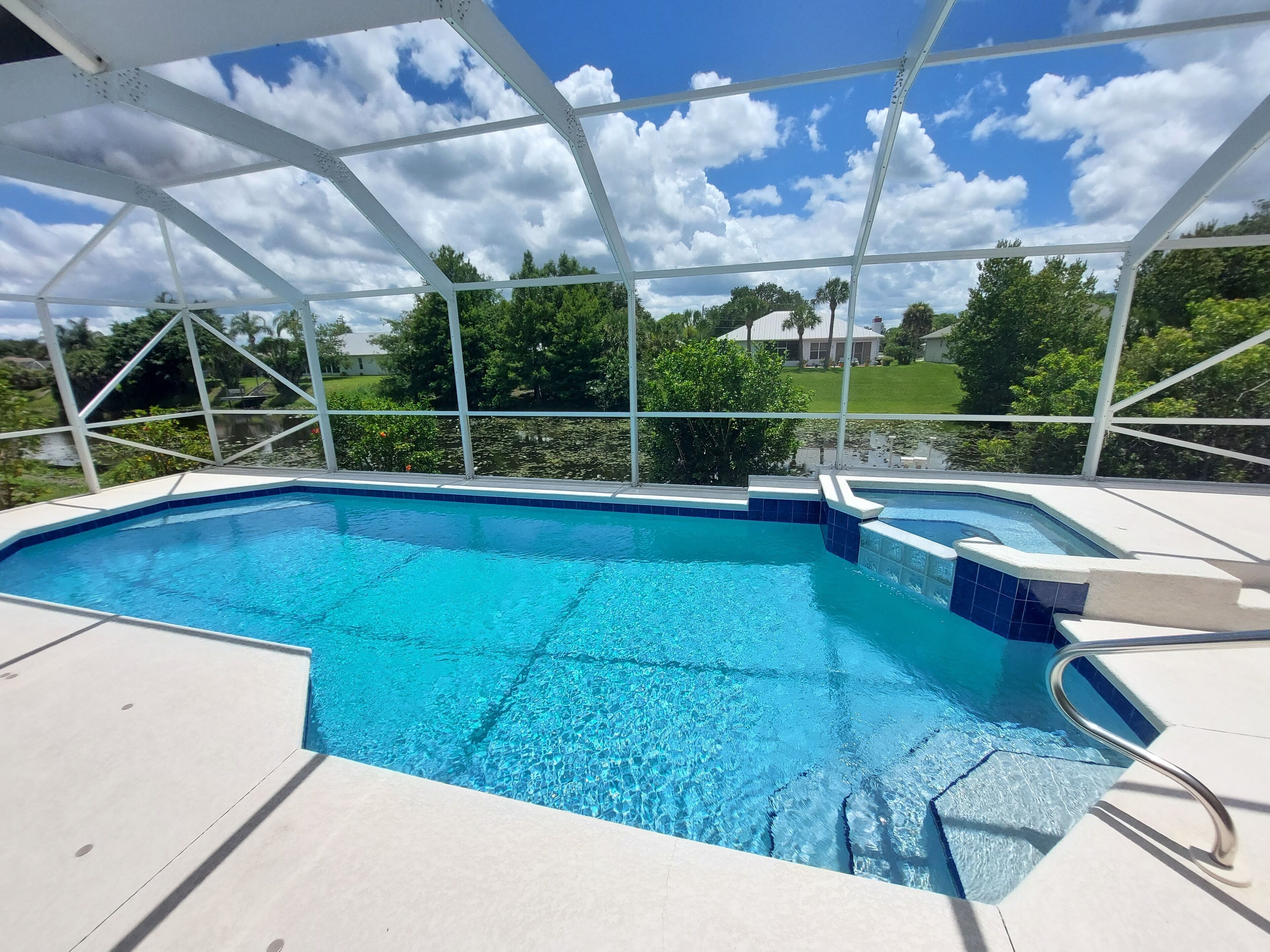 🍹🌞 Waterview Pool Paradise! Heated Pool, Wi-Fi, Near Beaches! in Vero Beach, United States