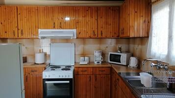 Een koelkast, een magnetron, een oven, een koffiezetapparaat/waterkoker