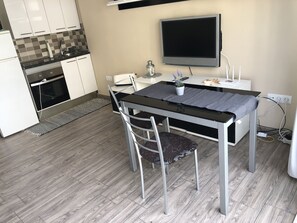 Een koelkast, een magnetron, een oven, een kookplaat