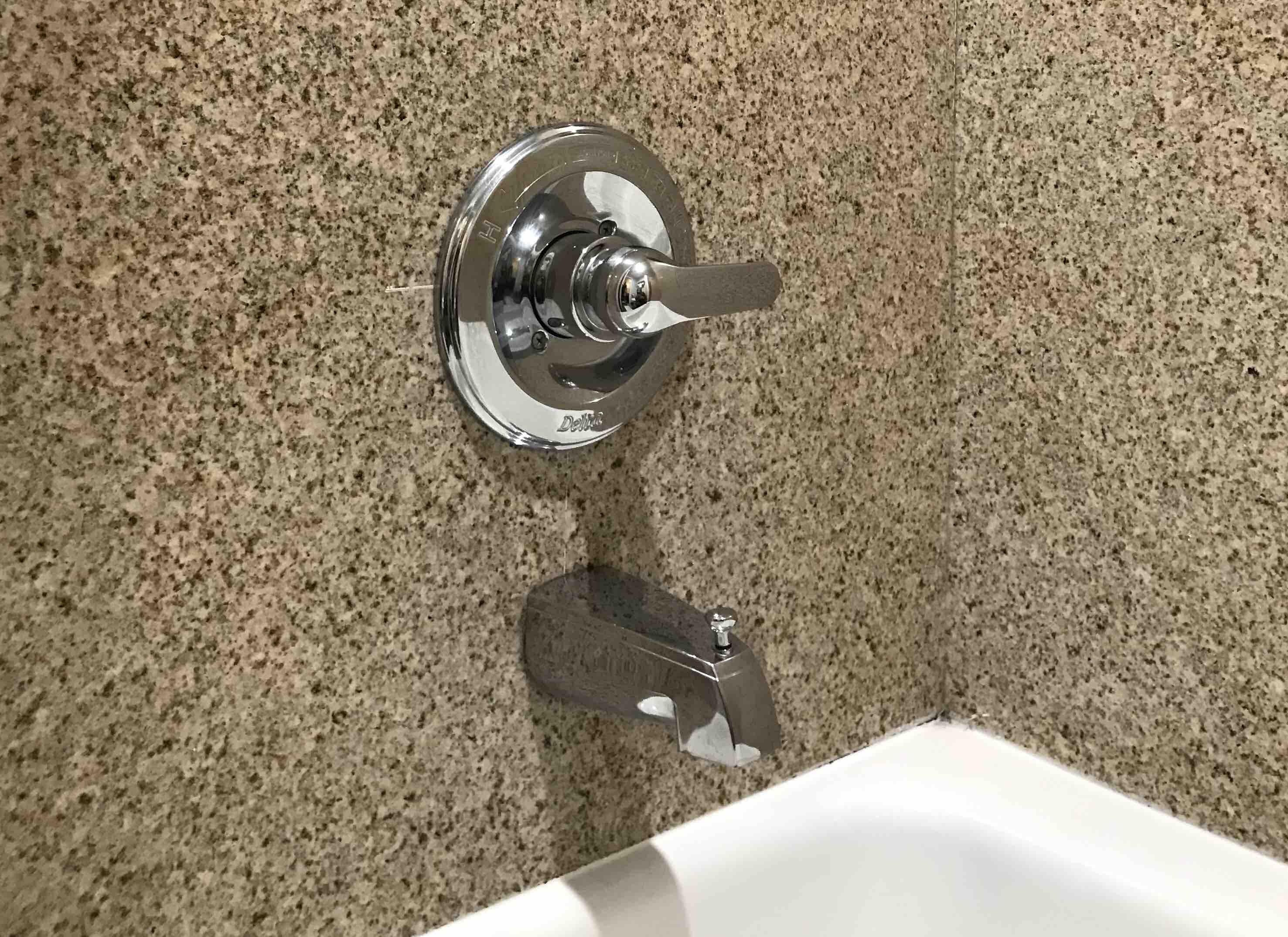 Combined shower/tub, free toiletries, hair dryer, towels