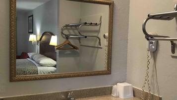 Combined shower/tub, free toiletries, hair dryer, towels