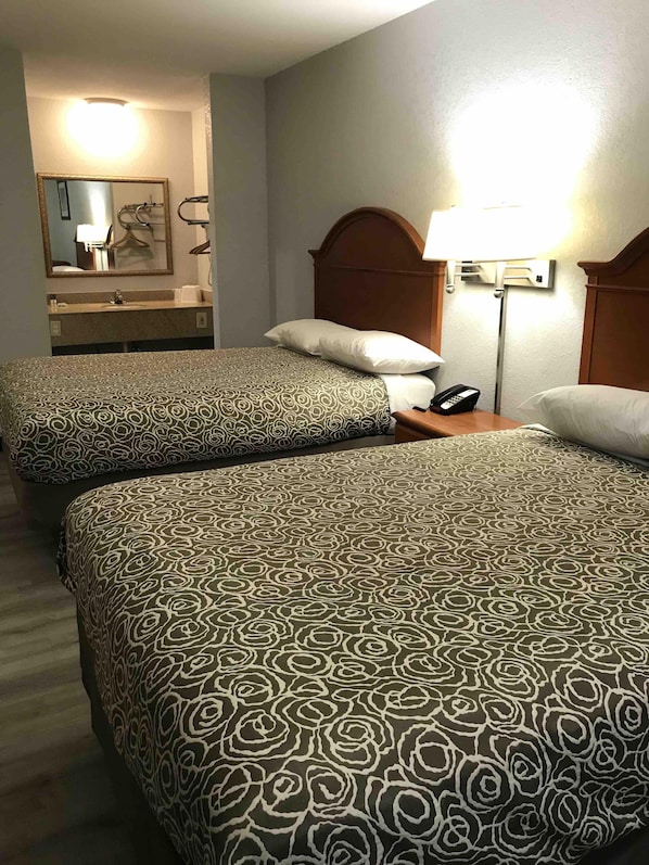 Habitación básica doble, 2 camas dobles, no fumadores | Mobiliario individual, escritorio, espacio para trabajar con un portátil