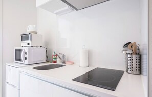Kühlschrank, Mikrowelle, Herdplatte, Kochgeschirr/Geschirr/Besteck