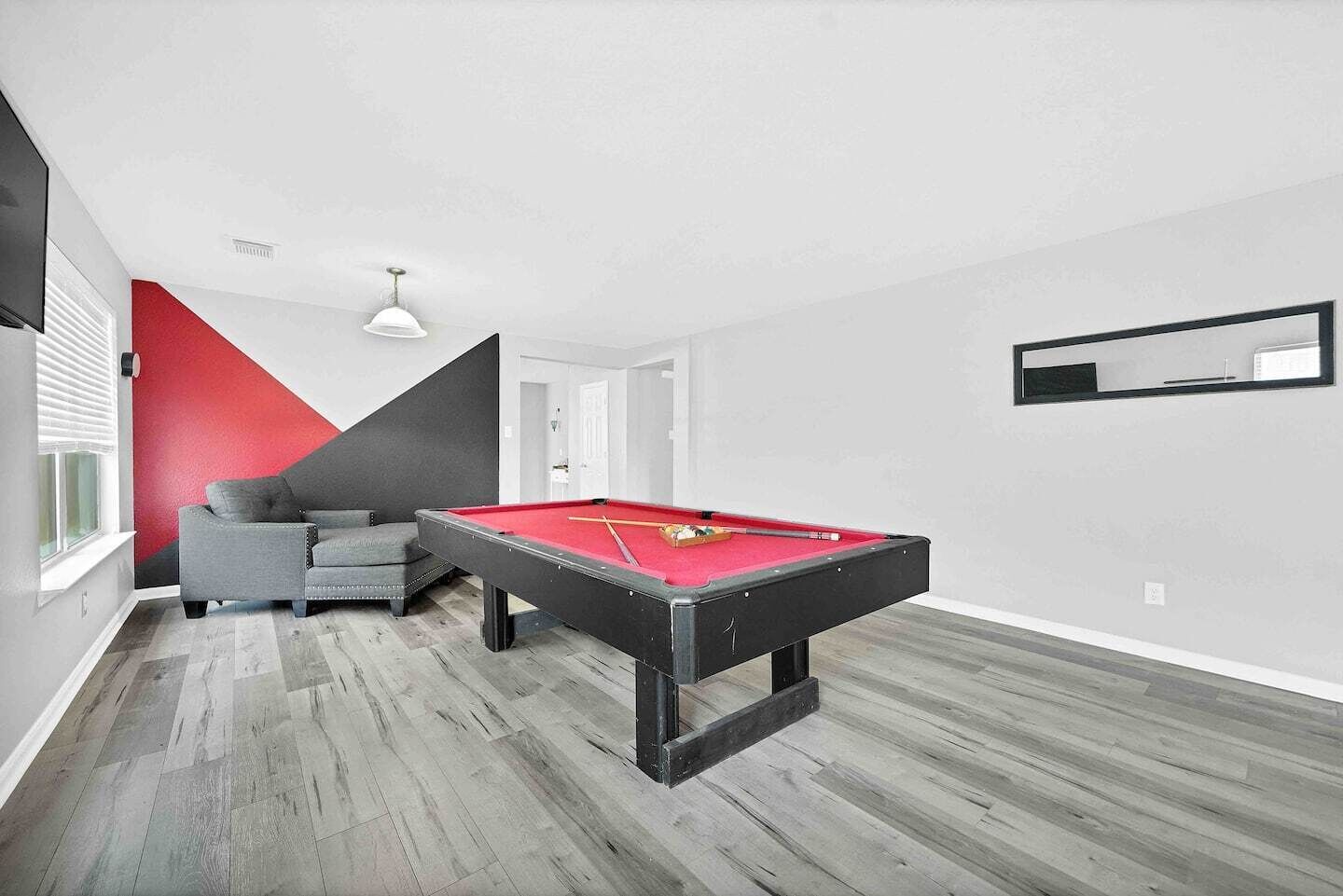 Entire Home w/ King Bed, Pool table, 65 in smart TV, Jacuzzi bath