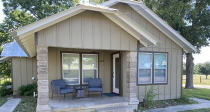 Shiner's Hidden Gem - 2BR/1BA