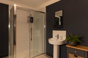 Superior House, Private Bathroom (Langleigh Villa) | Bathroom - Langleigh Villa (Ilfracombe)