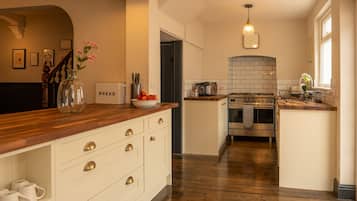 ์ํผ๋ฆฌ์ด ํ์ฐ์ค, ์ ์ฉ ์์ค (Langleigh Villa) | ์ ์์ฉ ์์