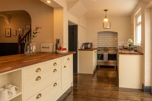 Maison supérieure, salle de bain privée (Langleigh Villa) | Cuisine partagée | Chaise haute