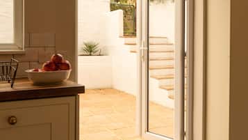 ์ํผ๋ฆฌ์ด ํ์ฐ์ค, ์ ์ฉ ์์ค (Langleigh Villa)