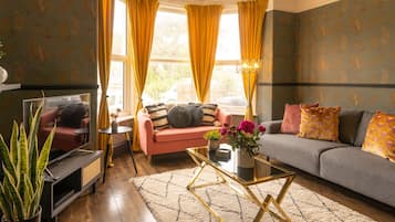 ์ํผ๋ฆฌ์ด ํ์ฐ์ค, ์ ์ฉ ์์ค (Langleigh Villa)
