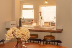 Maison supérieure, salle de bain privée (Langleigh Villa) | Restaurant