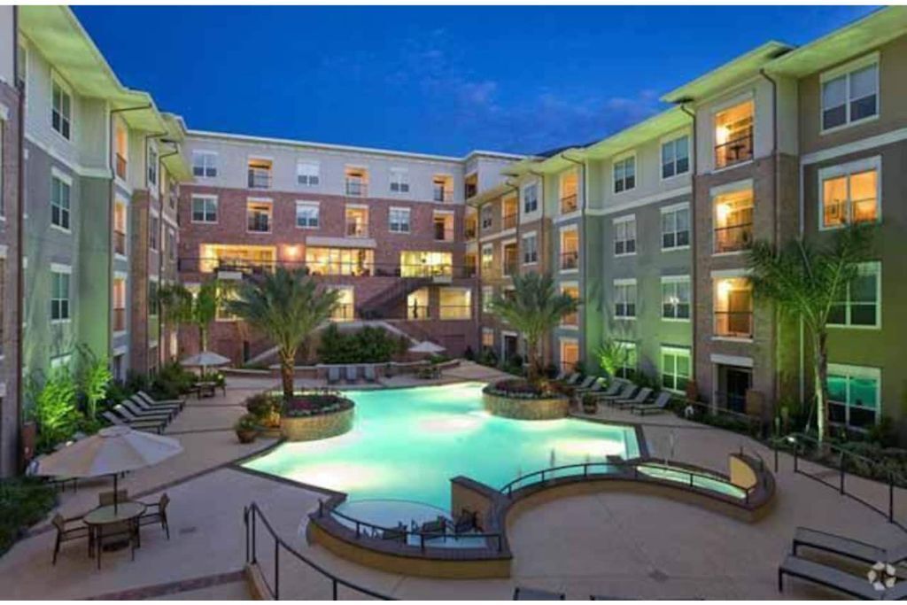 Houston Apt Med Center/shops/eats great location!